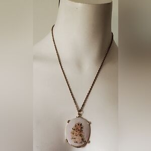 Elegant Vintage Gold Pendant Necklace
